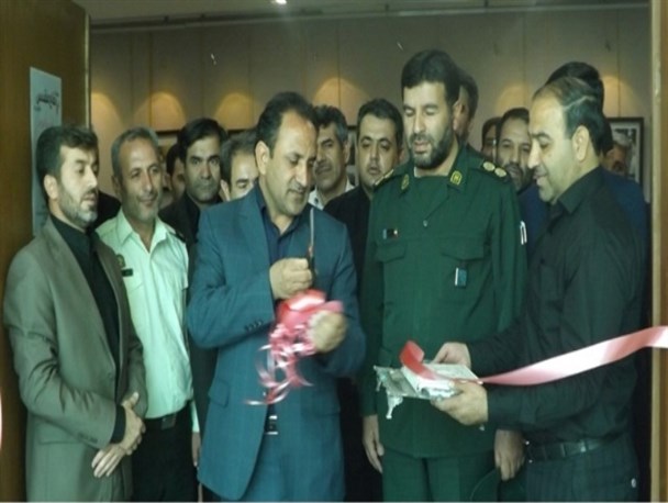 نمایشگاه عکس بمناسبت هفته دفاع مقدس در اداره فرهنگ و ارشاد ملکان افتتاح شد +عکس