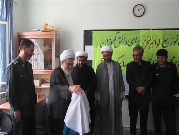 اهداء بسته های تحصیلی به دانش آموزان بی بضاعت شهرستان نیر