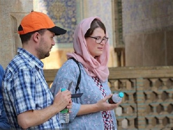 آشنایی توریست ها با روز عاشورا در مسجد امام اصفهان+ تصاویر