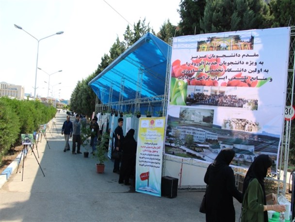 مشاوره و راهنمایی به دانشجویان جدیدالورود در غرفه های دانشجویی