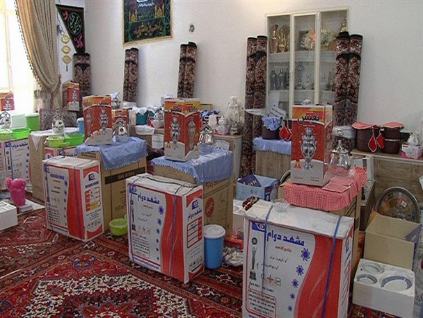 ۱۳ سری جهیزیه به نوعروسان نیازمند اهدا شد