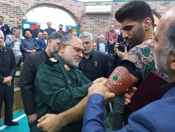 بازوبند پهلوانی بسیج کشور بر بازوان «سینا غلامی» بسته شد