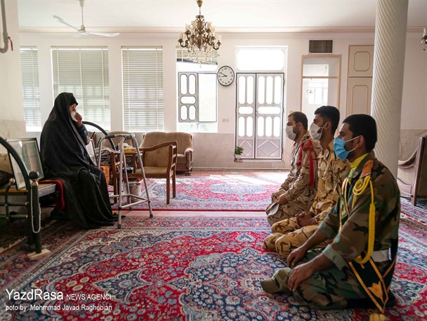 دیدار سربازان یزدی با خانواده شهدای سرباز جنگ تحمیلی