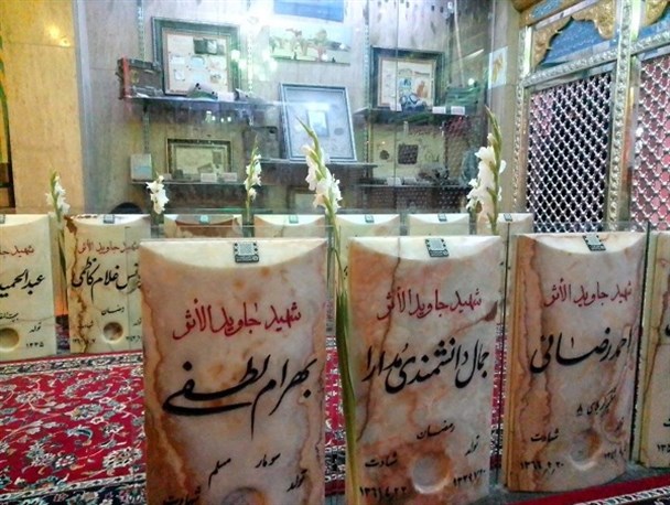 غبارروبی و عطرافشانی گلزار شهدای گمنام هیئت انصار در کرج + تصاویر