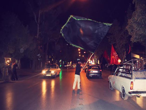 علم کشی در خیابان های شمال شهر شیراز با حضور مادران شهدا و قرعه کشی کمک هزینه اربعین