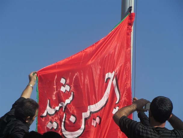 پرچم متبرک امام حسین (ع) در سمنان به اهتزاز درآمد