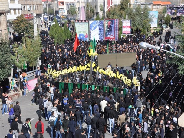 فریاد "لبیک یا حسین" عزاداران در عاشورای حسینی در خرمدره