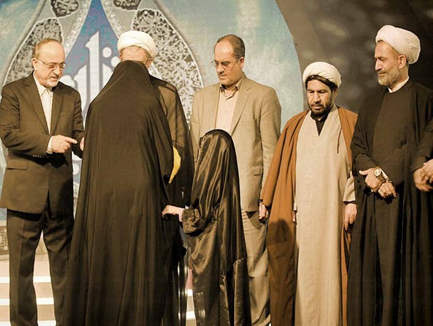 تجلیل استاندار گیلان از خانواده شهدای مدافع حرم در مسابقات کشوری قرآن کریم