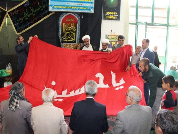 رامیان کربلایی شد/ بوسه دو پدر شهید  بر بیرق حسینی+ تصاویر