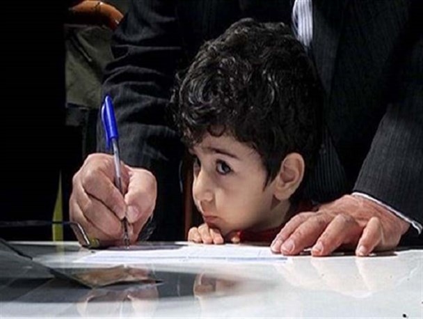 پرداخت حق بیمه ۵۰ دانش آموز کم بضاعت توسط مدبر و آموزگاران ایثارگر