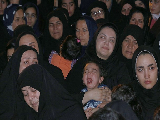 بی قراری «زینب»  فرزند شهید مدافع حرم در مراسم تشییع پدر