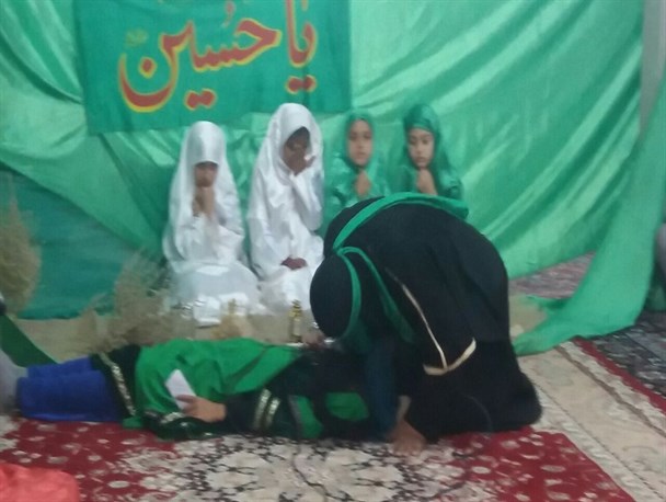 تعزیه نمادین خطبه خوانی حضرت زینب(س) در شهر شیرین سو برگزار شد+تصاویر