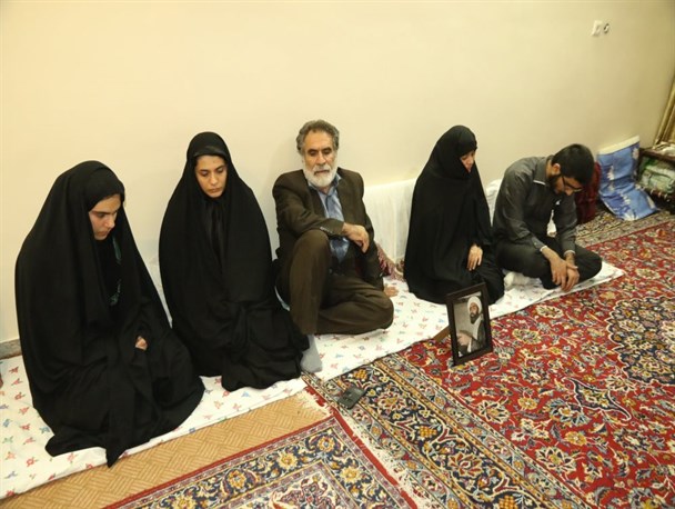 دیدار با خانواده شهید «احمد قنبری» اولین روحانی مدافع حرم اصفهان/ تصاویر