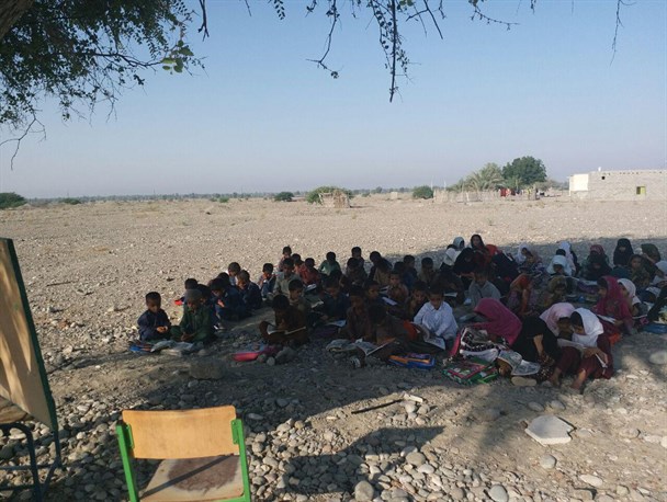 دانش‌آموزانی که در محرومیت مشق می‌نویسند/ترک تحصیل بیش از 90 دانش آموز روستای زرآباد در نبود کلاس درس