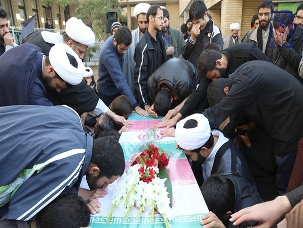 وداع طلاب حوزه علمیه دارالحکمه با پیکر شهید مدافع حرم حجت الاسلام احمد قنبری+ تصاویر