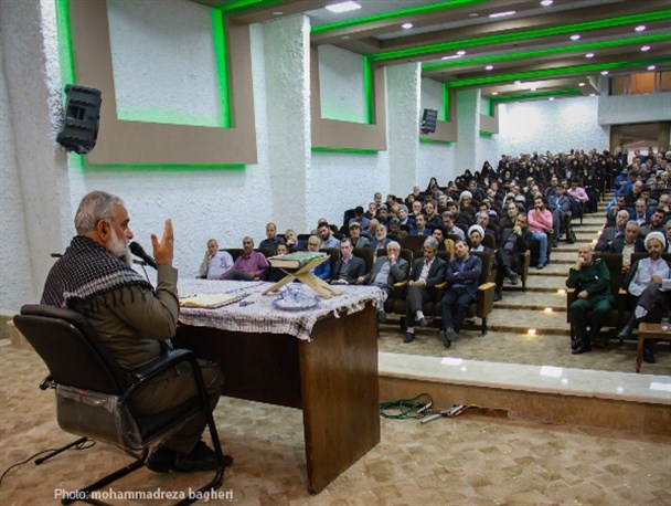 نشست هم اندیشی معاون هماهنگ کننده سپاه با نخبگان بسیج در اصفهان