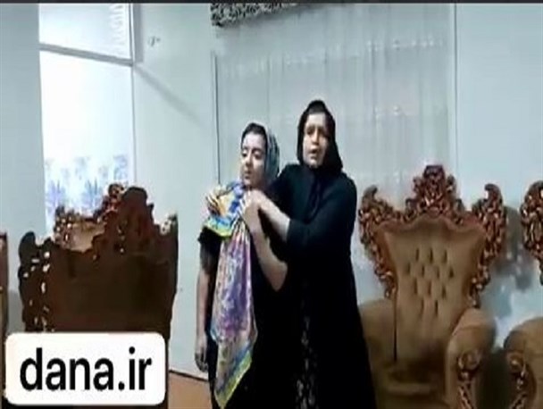 گفتگوی خبرنگار دانا با خانواده کارمند پالایشگاه آبادان که مورد هجوم دختر مسلح قرار گرفتند + باز سازی صحنه