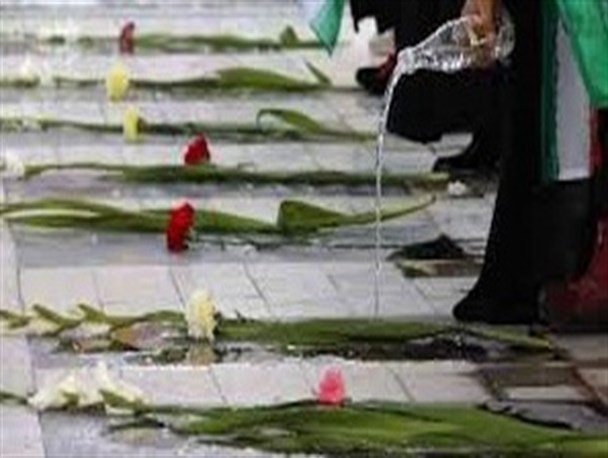 گلزار شهدای خاش غبارروبی و عطرافشانی شد