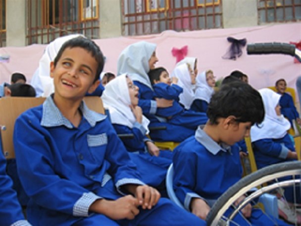 بستر شهر برای استفاده معلولین مناسب نیست/ جامعه نیازمند درک بهتر نسبت به معلولین است /دانش آموزان استثنایی نیاز به دیده شدن دارند