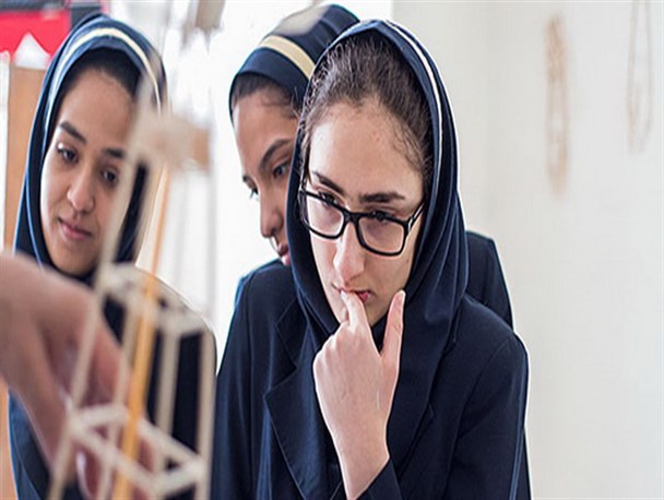 آشنایی دختران دانش آموز همدانی  با شغل های کار آفرینی