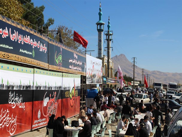 موکب فاطمه زهرا (س)  ملایر از زائران عراقی امام رضا (ع) پذیرایی می‌کند