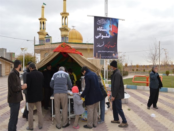 خدمت رسانی خادمین موکب شهدای گمنام شهر قهاوند به زائران اربعین حسینی +تصاویر