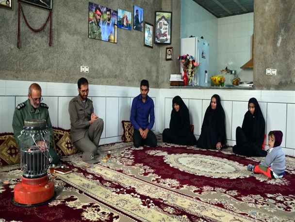 گزارش تصویری/دیدار فرمانده سپاه داراب با خانواده شهید فرحبخش