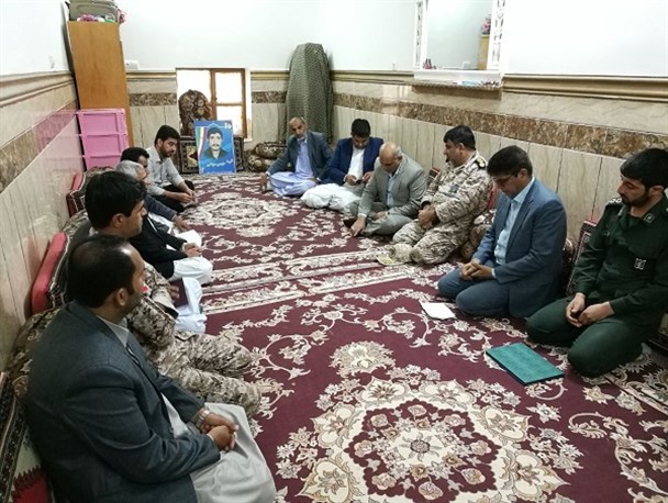 دیدار و سرکشی جمعی از مسئولین سراوان با خانواده شهدا + تصویر