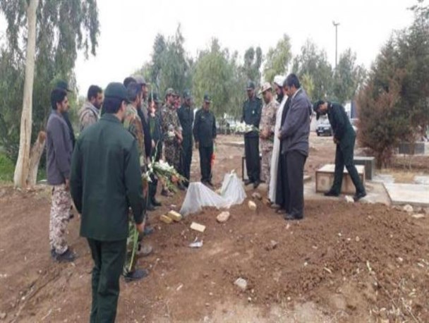 پاسداران سرپلذهاب به مزار شهداء و جان باختگان حادثه زلزله ادای احترام کردند+ تصاویر