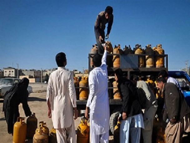 صف های طولانی گاز صدای سیستانی ها را درآورد/ فروش هر سیلندرگاز 20 هزار تومان!