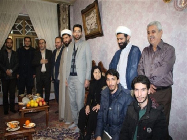 دیدار مسئولین با خانواده شهدای دانشجو در اردبیل+تصاویر