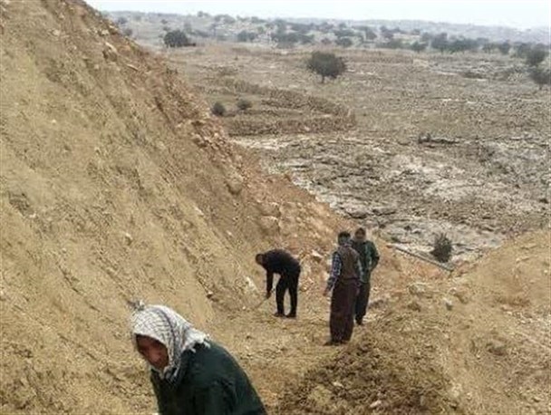 اقدام جهادی روستانشینان "بنه پیر" بهمئی در بازگشایی تنها جاده ارتباطی با کلنگ و بیل+تصاویر