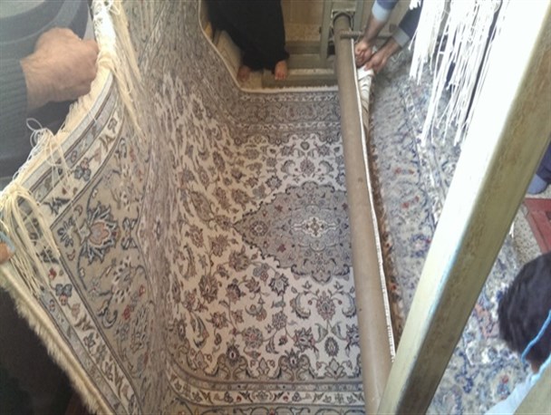 قالی هایی که با وضو و اشک چشم بافته شد +تصاویر