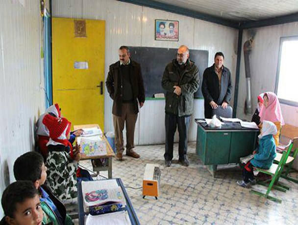 ایثار معلمانی که درمدارس محروم و کانکسی مشغول خدمت هستند ستودنی است