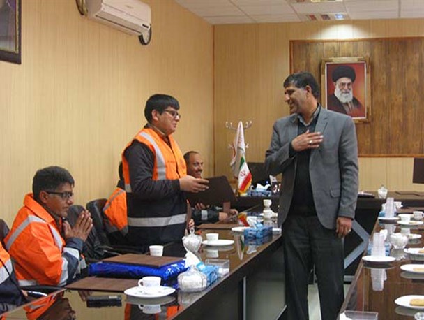 تجلیل از راهدار نمونه اداره راه و شهرسازی ابرکوه+ تصویر