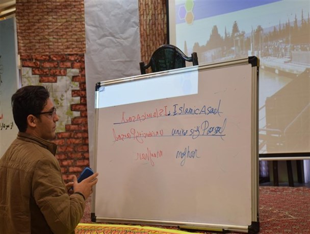 هنر نمایی وارونه نویس پارس آبادی در اجرای خطاطی زنده