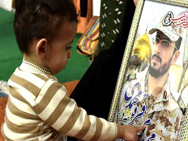 تصاویر دلدادگی خانواده شهید مهدی قره‌محمدی با عکس شهید
