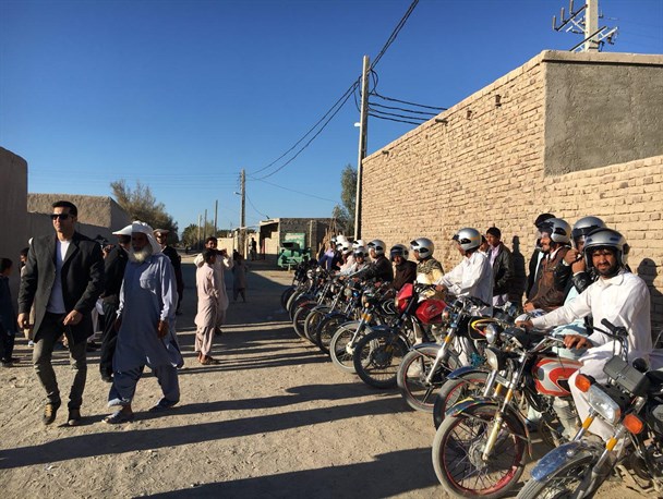 توزیع100کلاه ایمنی دربین روستائیان شهرستان میرجاوه