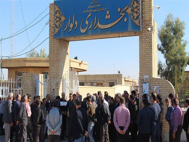 تجمع بازاریان و لنجداران دلواری در اعتراض به مشکلات  +تصاویر