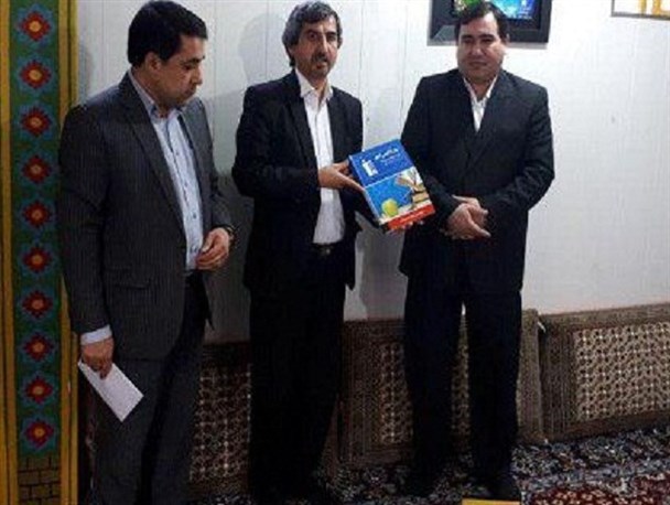 کتابهای آمادگی کنکور به دانش آموزان بی بضاعت بندرترکمن اهدا می شود+تصویر