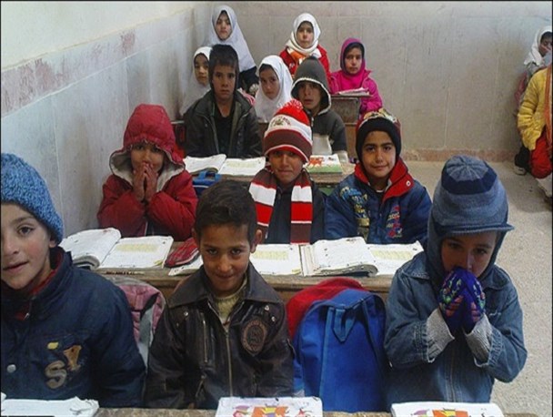 سوز سرما بر تن دانش آموزان سیستان وبلوچستان/ جمع آوری چراغ های نفتی از کلاس های درس بدون جایگزین کردن سیستم گرمایشی!