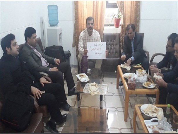 برخی معلمان بوشهری با تحصن به استقبال معاون رئیس جمهور رفتند+تصویر