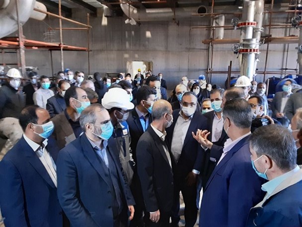 بازدید وزیر نیرو از بزرگ‌ترین تولیدکننده پنل‌های خورشیدی در خمین