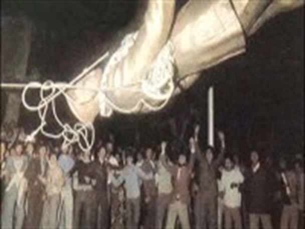 دلیل سقوط شاه از دید دربار