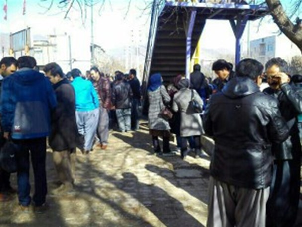 تجمع معلمان مقابل اداره آموزش و پرورش مریوان+عکس