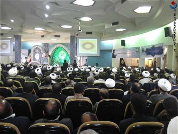 از عدم حضور فانی تا بنرهای سخنان وزیر / استقبال معاون وزیر از قرائتی