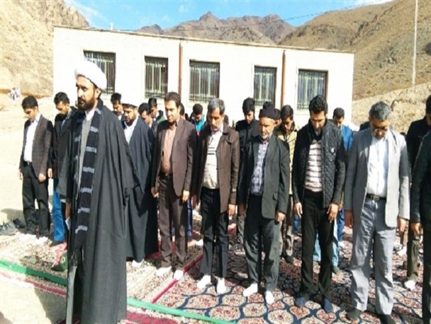 نماز طلب باران در روستای ربیع آباد/ تصویری