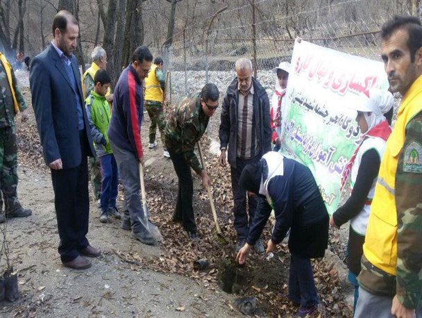 پاکسازی و نهالکاری تفرجگاه انجیرچشمه رامیان + تصاویر