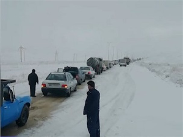 محورهای اصلی بروجرد به دلیل بارش سنگین برف مسدود شد