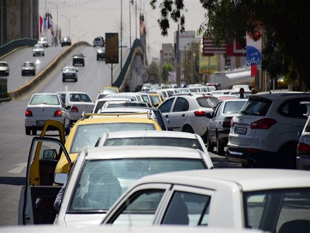 صف‌های طولانی بنزین مردم زاهدان را کلافه کرد/ مسافران و گردشگران، سردرگمِ تهیه یک لیتر سوخت!